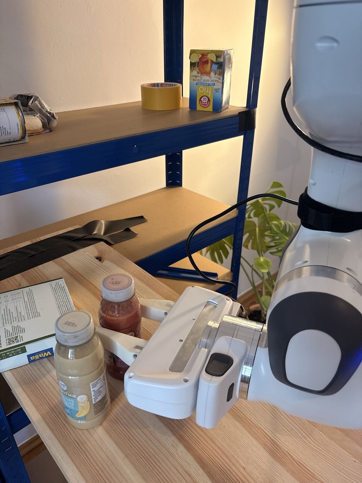 Roboter greift ein Produkt